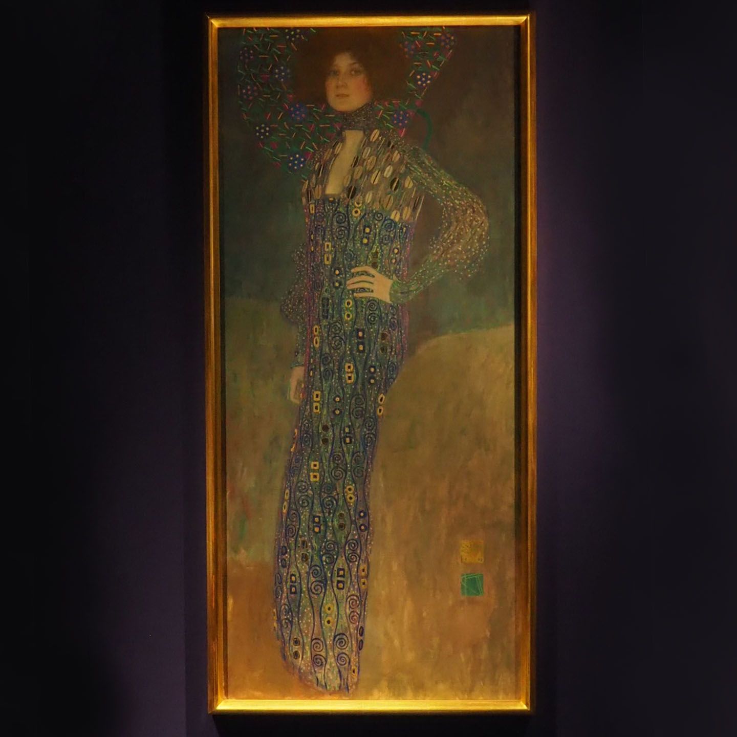 グスタフ・クリムト《エミーリエ・フレーゲの肖像》(1902年 油彩/カンヴァス178x80cm)ウィーン・ミュージアム蔵