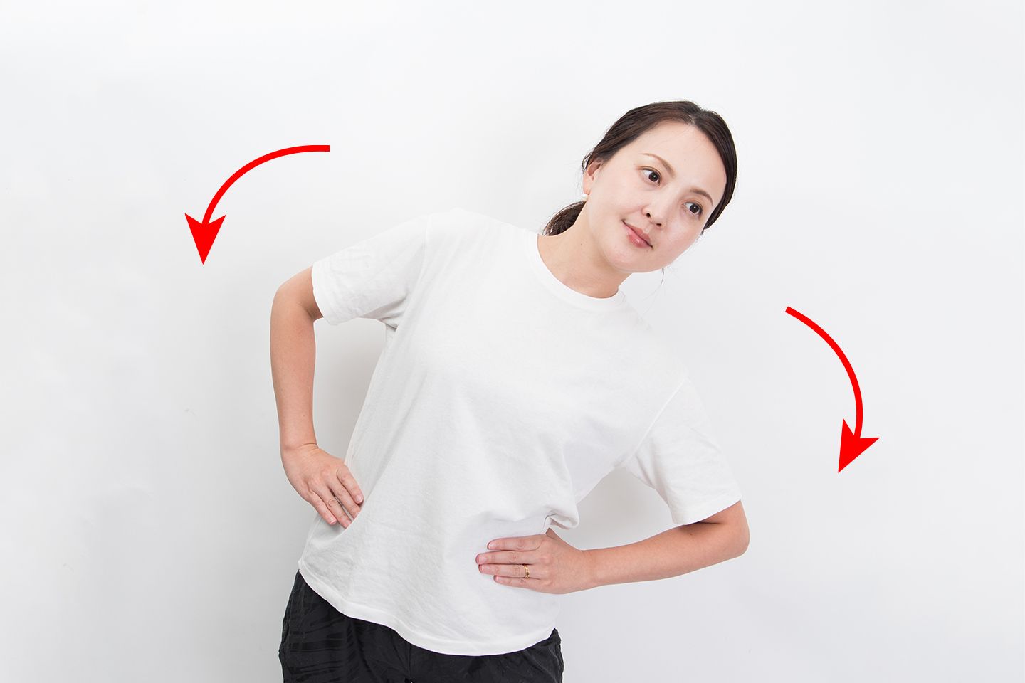 ウエストを両手でつかみながら、上半身を左右に倒している様子