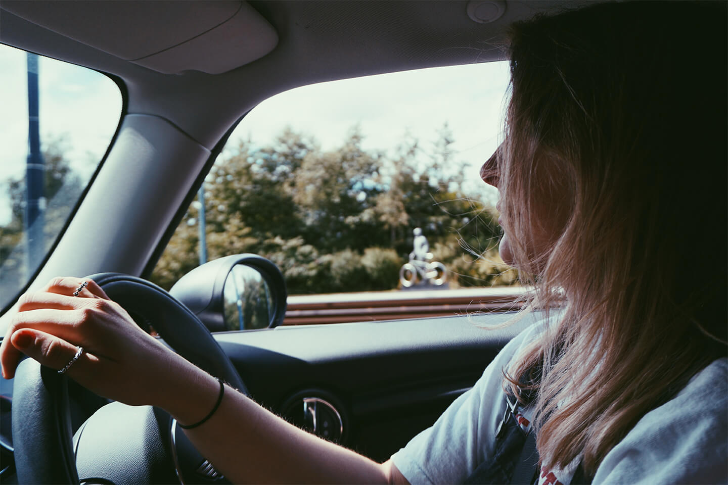 運転する女性