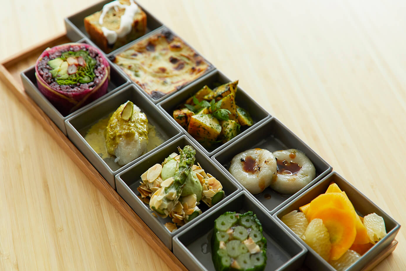 シグネチャーとなるのは、9つのスクエア小鉢に並ぶ、慎ましくも風雅な「お膳PLATTER」¥1,800
