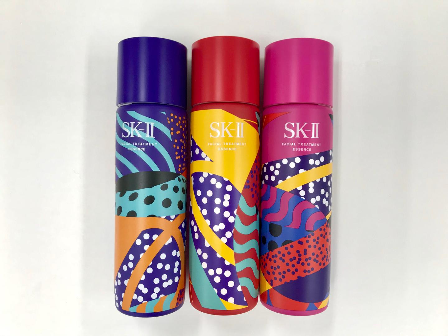 ホリデーシーズンの気分を盛り上げる華やかなボトルで、いつものお手入れをスペシャルな時間に。