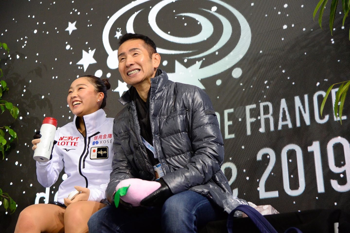 キス&クライで岡島コーチと仲睦まじげに得点を待つ様子。写真:Raniero Corbelletti/アフロ