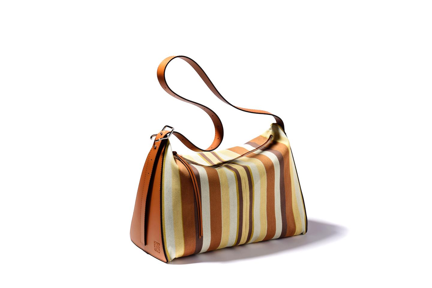 ロエベ「ベルリンゴ」【W46.5×H30.5×D23cm】バッグ¥220,000(ロエベ ジャパン カスタマーサービス)