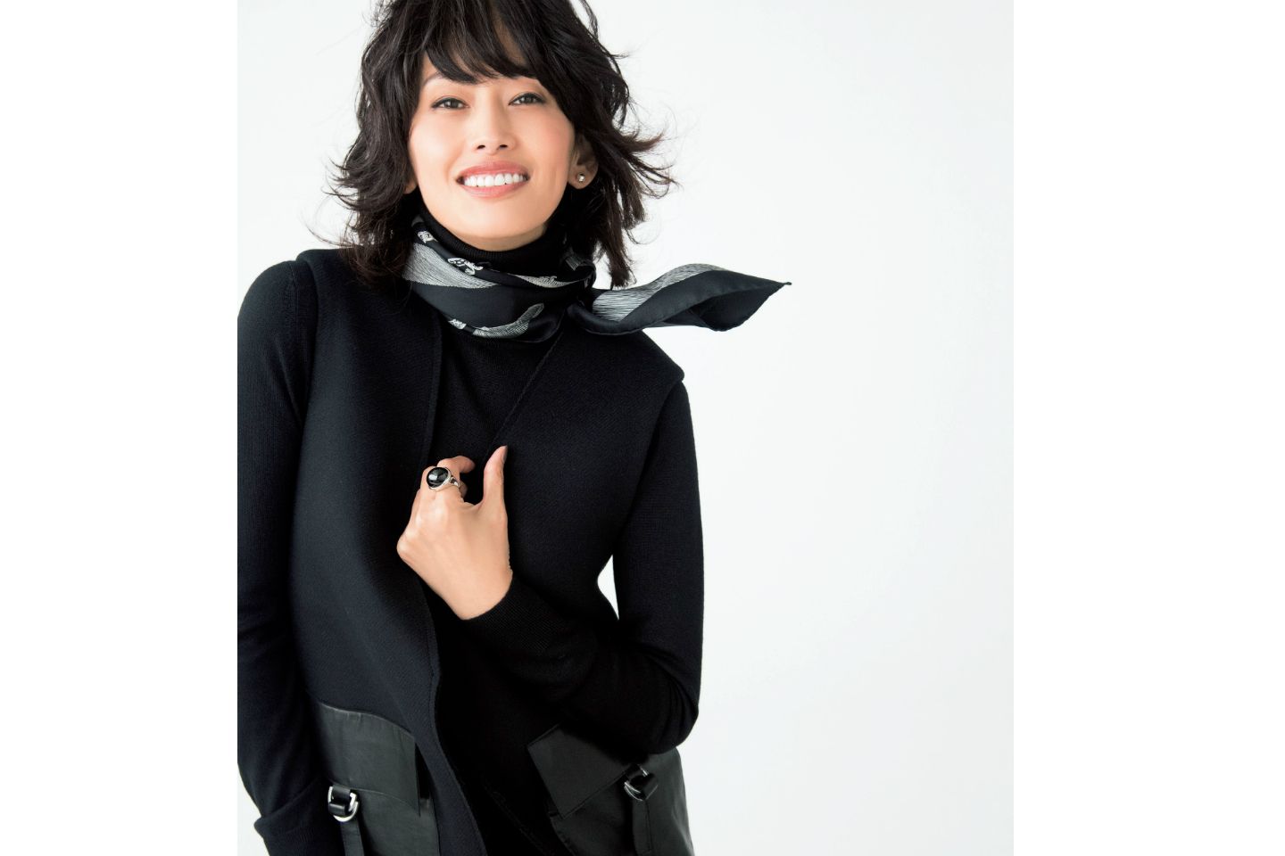 タートルニット¥40,000(ストラスブルゴ〈クルチアーニ〉)、ベスト¥69,000(コロネット〈エアロン〉)、スカート¥115,000( アクリスジャパン〈アクリス〉)、スカーフ¥52,000(エルメスジャポン)、ピアス¥25,000・リング¥127,000(ティファニー・ アンド・カンパニー・ジャパン・インク)