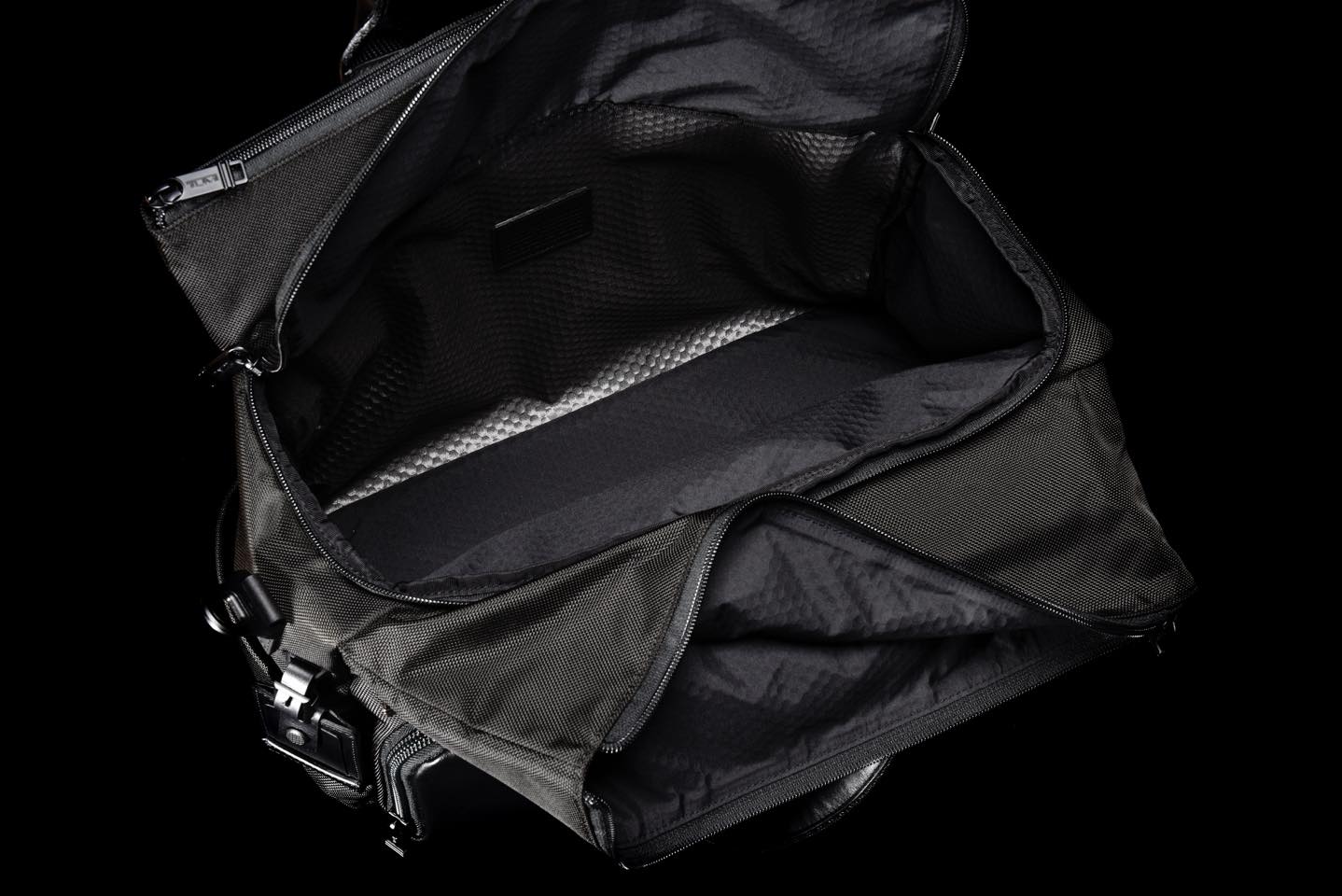 大きく開くファスナータイプは荷物の整理がしやすく見やすい。