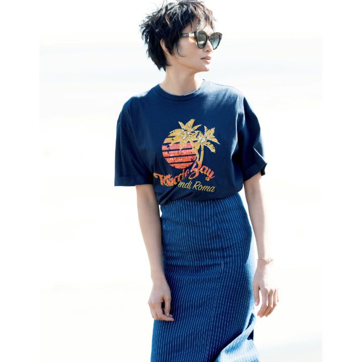 【2】ネイビーハイウエストタイトスカート×ネイビーTシャツ