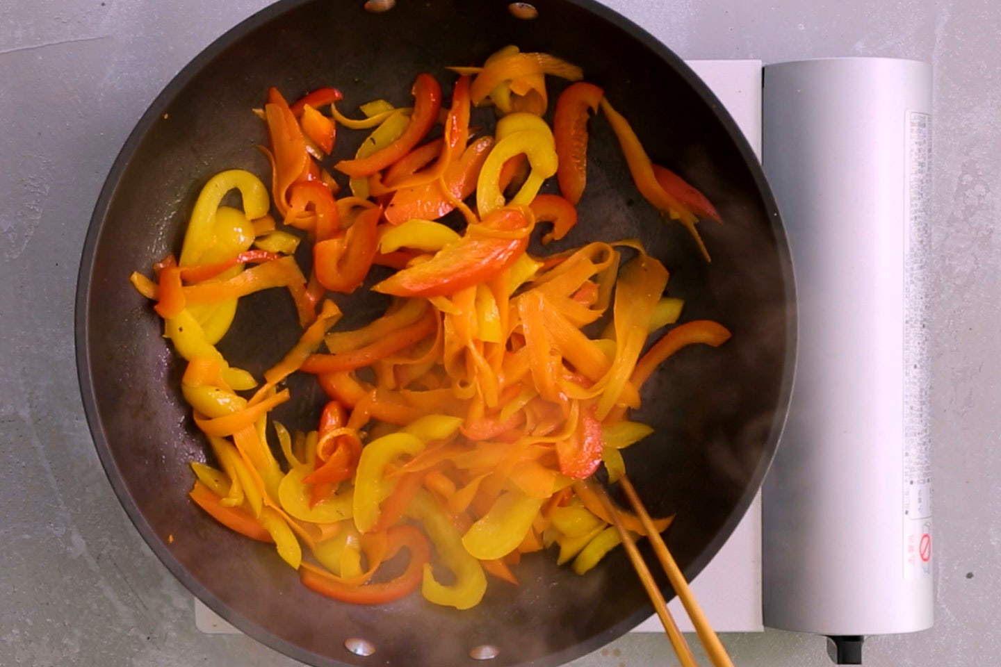 彩り野菜を炒める工程