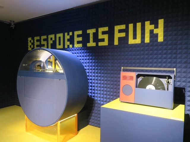 時代を超越する普遍性を感じさせるジュークボックスとポータブルレコードプレーヤー。撮影/森口将之