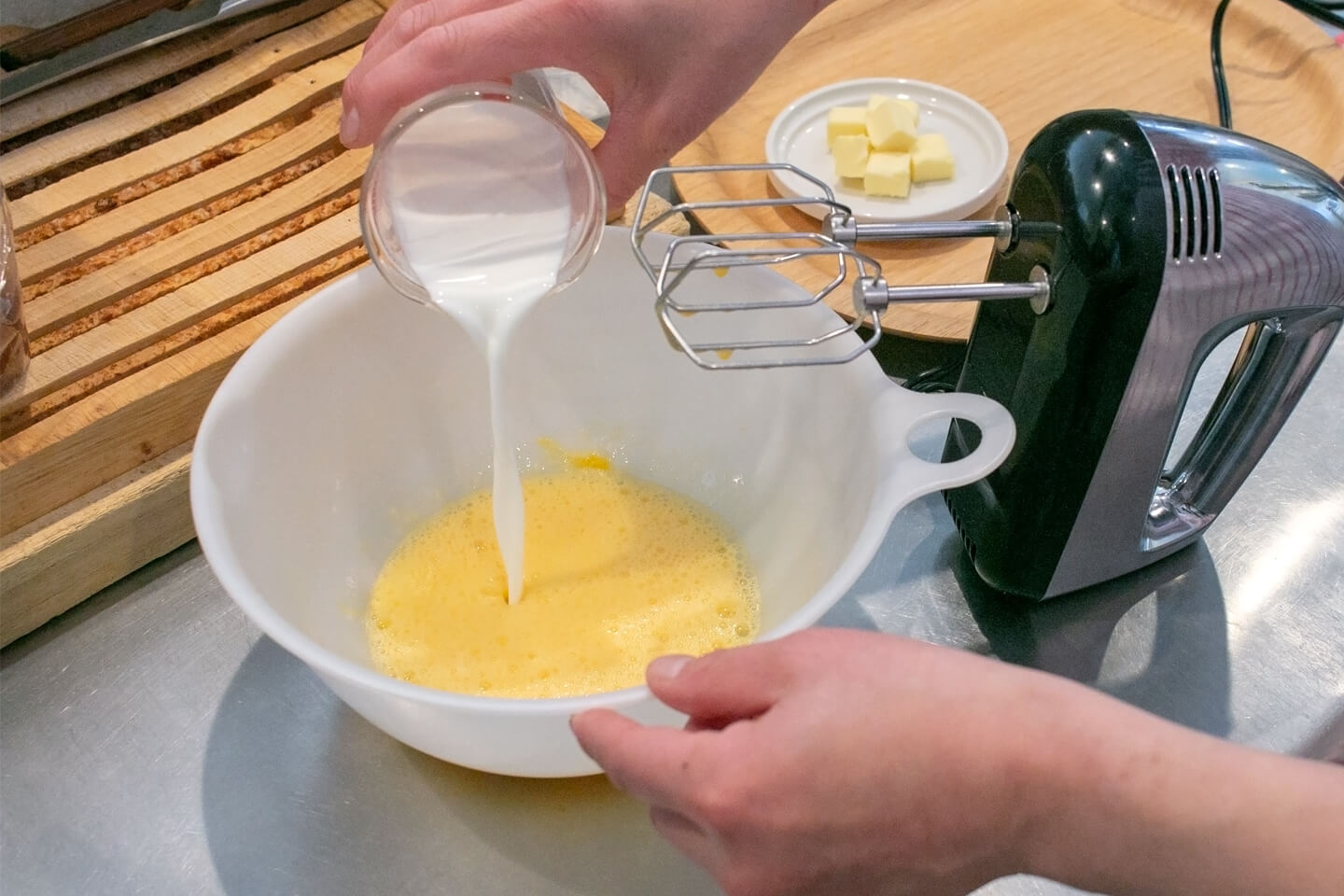 卵とグラニュー糖がよく混ざったところに牛乳を加えます