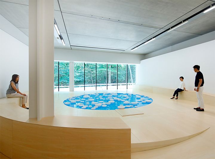 「シンコペーション:世紀の巨匠たちと現代アート」セレスト・ブルシエ=ムジュノ 《クリナメン v.7》 2019年 Installation view: Pola Museum of Art © Céleste Boursier-Mougenot