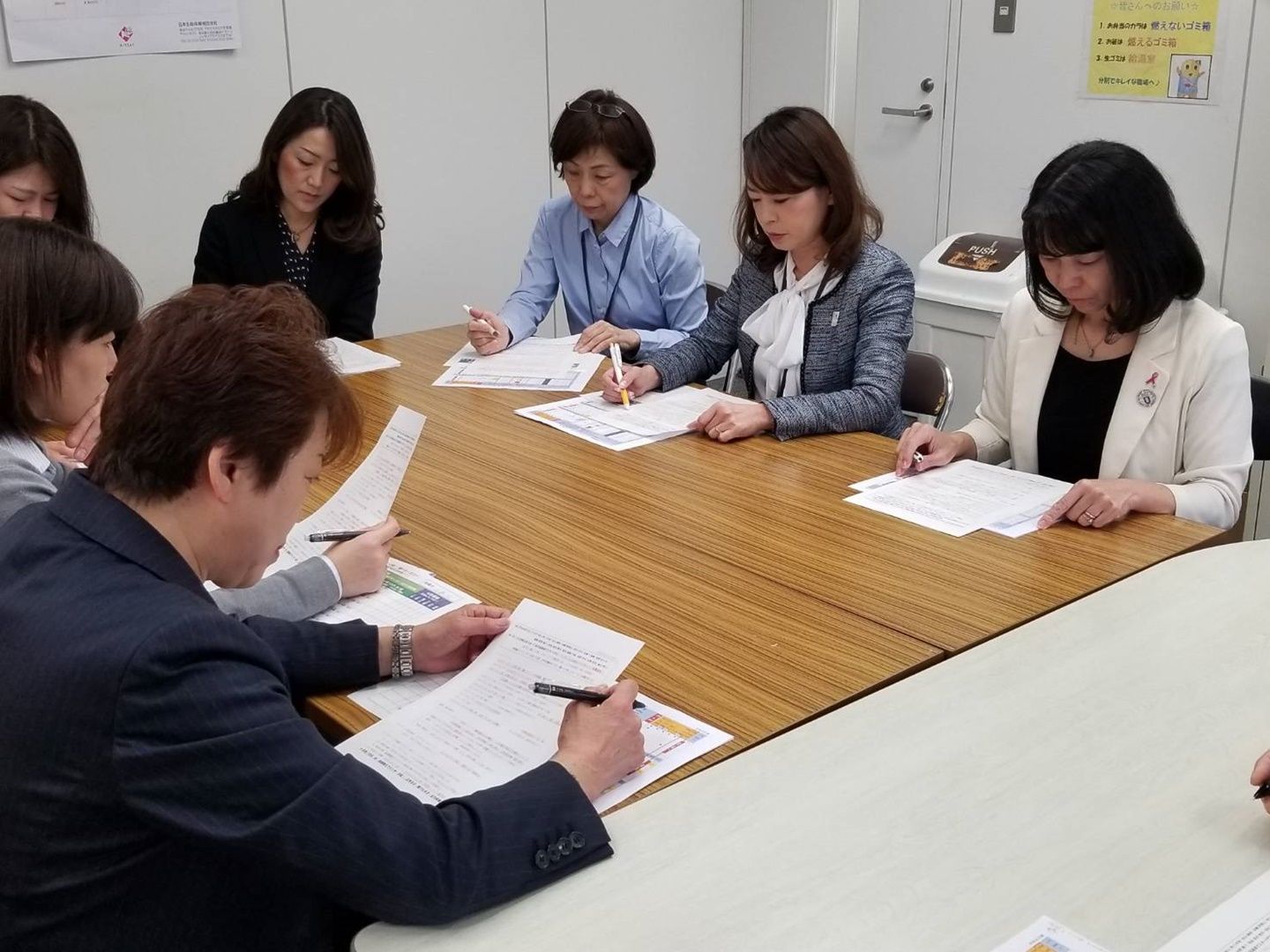 毎週月曜日に営業部のリーダーミーティングにて討議している様子