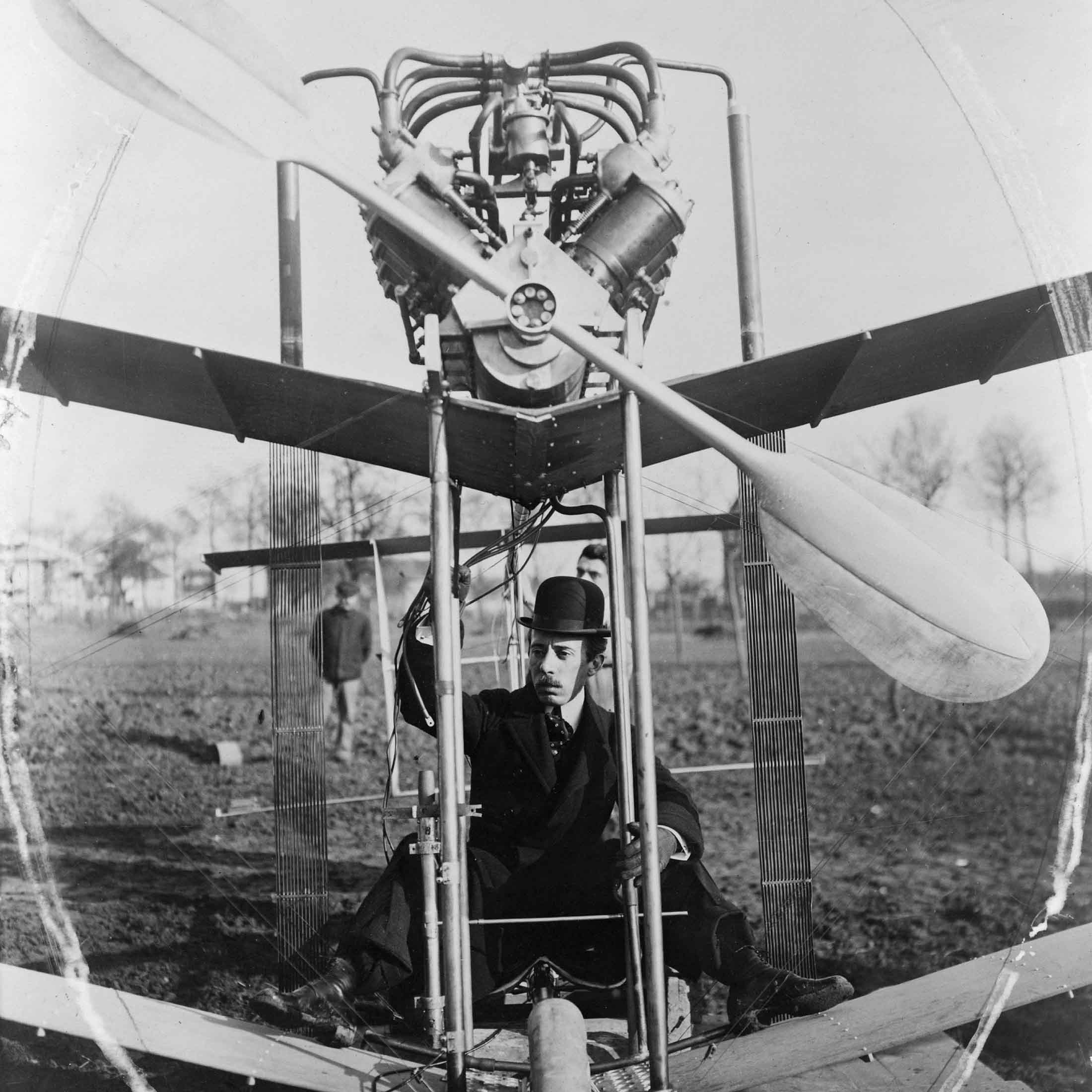 1873~1932年。ブラジル生まれの飛行家・発明家。のちにパリに渡り、ヨーロッパにおける航空機研究のパイオニアとして活躍した。故郷ブラジルでは空港にその名がつけられるなど、国民的英雄として広く知られている。ファッションリーダーとしても知られていたが、生涯独身を貫いた。写真:GRANGER.COM/アフロ