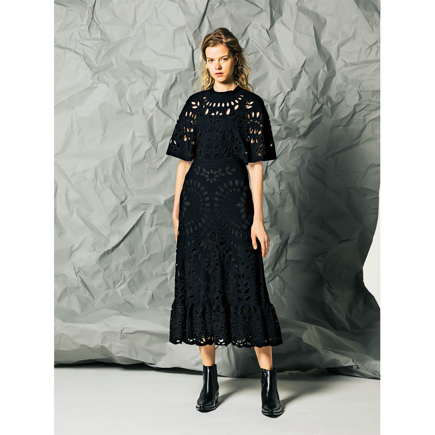 ヴァレンティノのドレス¥734,400・ヴァレンティノ ガラヴァーニのシューズ¥150,120