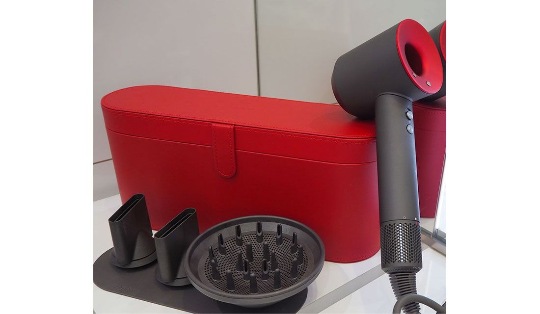 ヘアサロンでプロが使うカールやパーマ向けの「ディフューザー」というアタッチメントも付属しているDyson Supersonic ヘアドライヤー 期間限定モデル