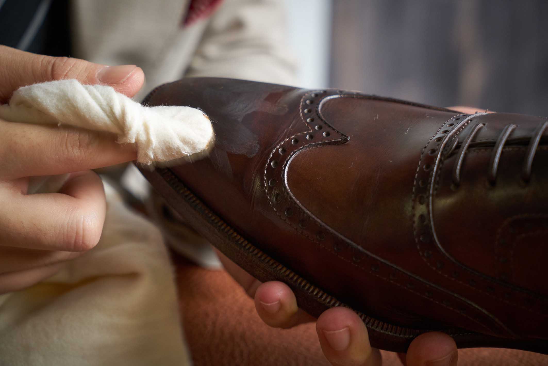 「ハイシャイン」の靴磨きに使うのは油性ワックス。つま先やかかとなど、部分的に「ハイシャイン」を行う方が効果大。