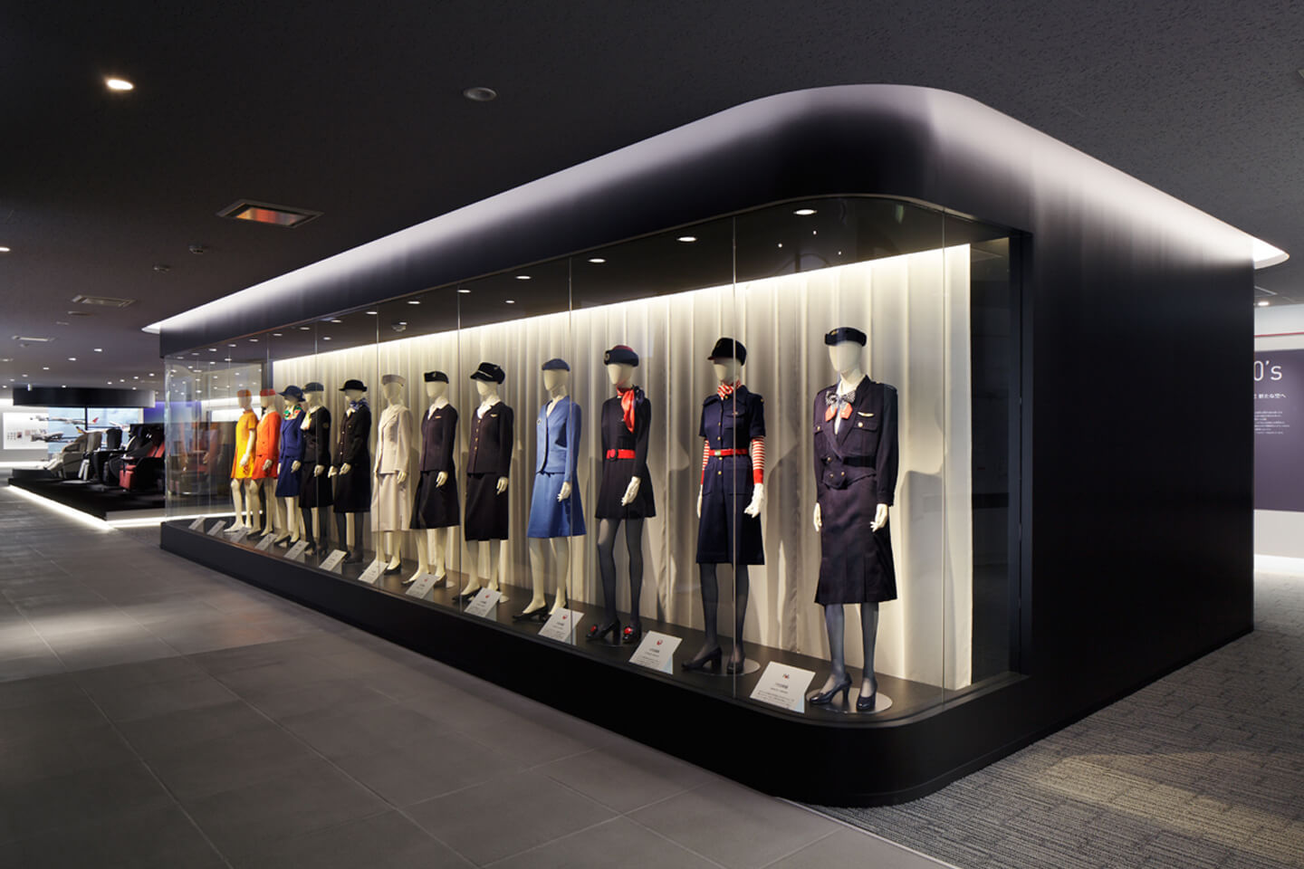展示コーナーにはJALグループ歴代の制服の展示も