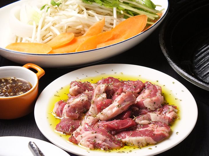 “世界一のジンギスカン”を目指す「FAM SOULFULL KITCHEN」では、氷温熟成で保管された生後1年未満の仔羊を使用。オーダーしてから肉を切るため、鮮度そのままの柔らかくとろけるような味わいが楽しめる。