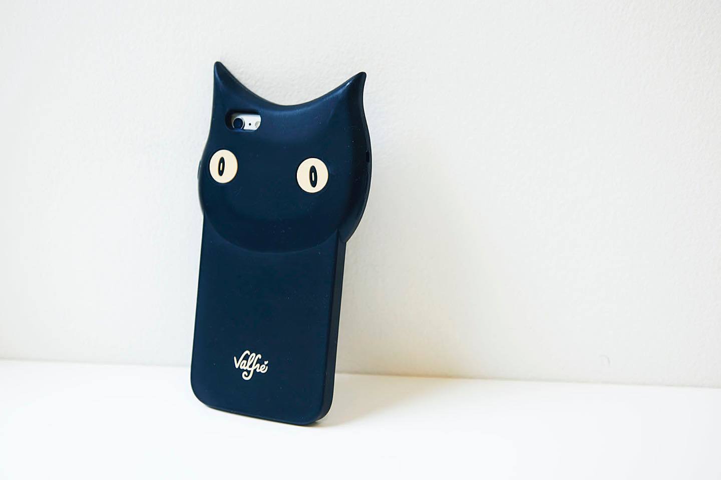 猫のカバーをつけたiPhone