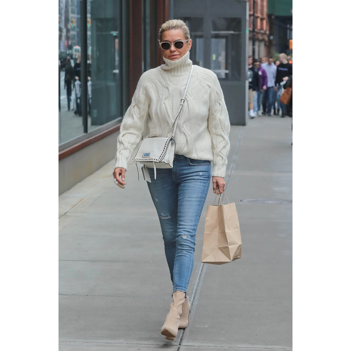 オフホワイトのニットを着こなすYolanda Hadid(ヨランダ・ハディッド)氏