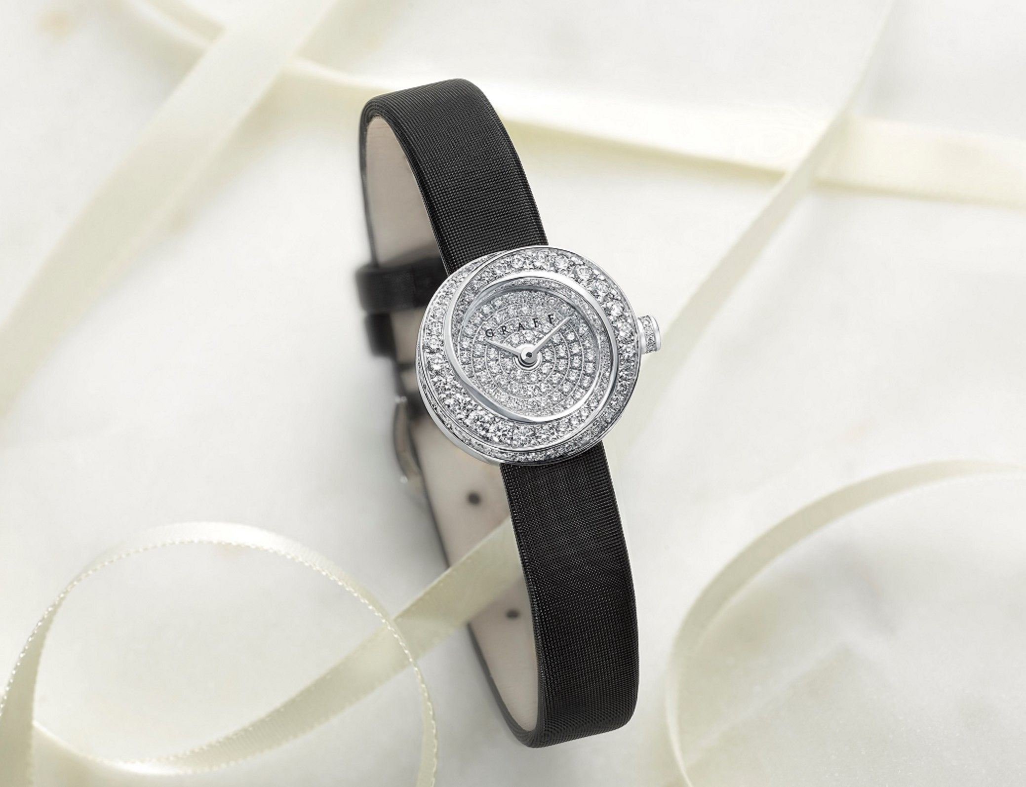 ホワイトゴールド×ダイヤモンドダイヤル ¥1,700,000(税込)ケース:WG ケース径:19mm ストラップ:サテン(ブラック) ムーブメント:クオーツ