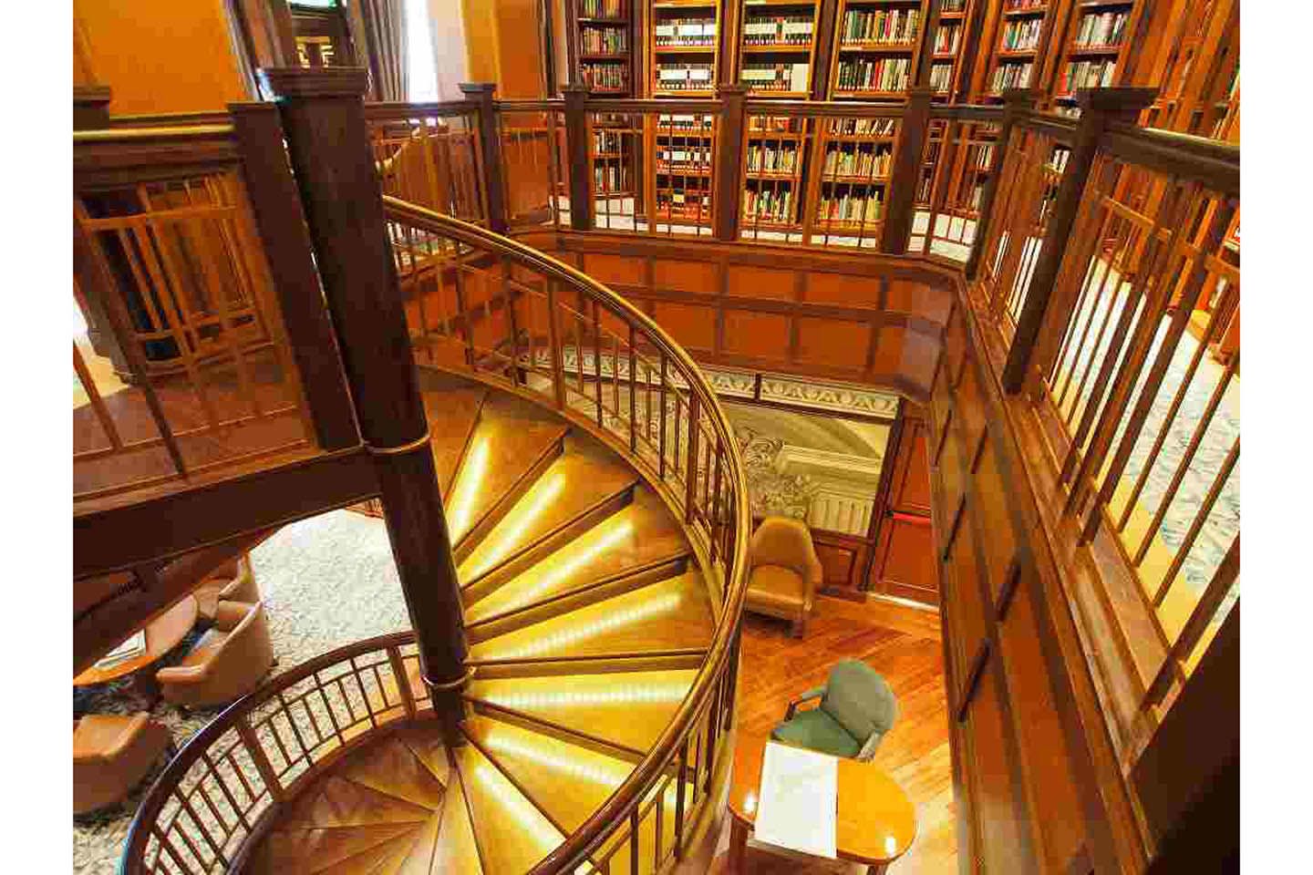 海を眺めながら読書ができ、椅子もあちこちに
