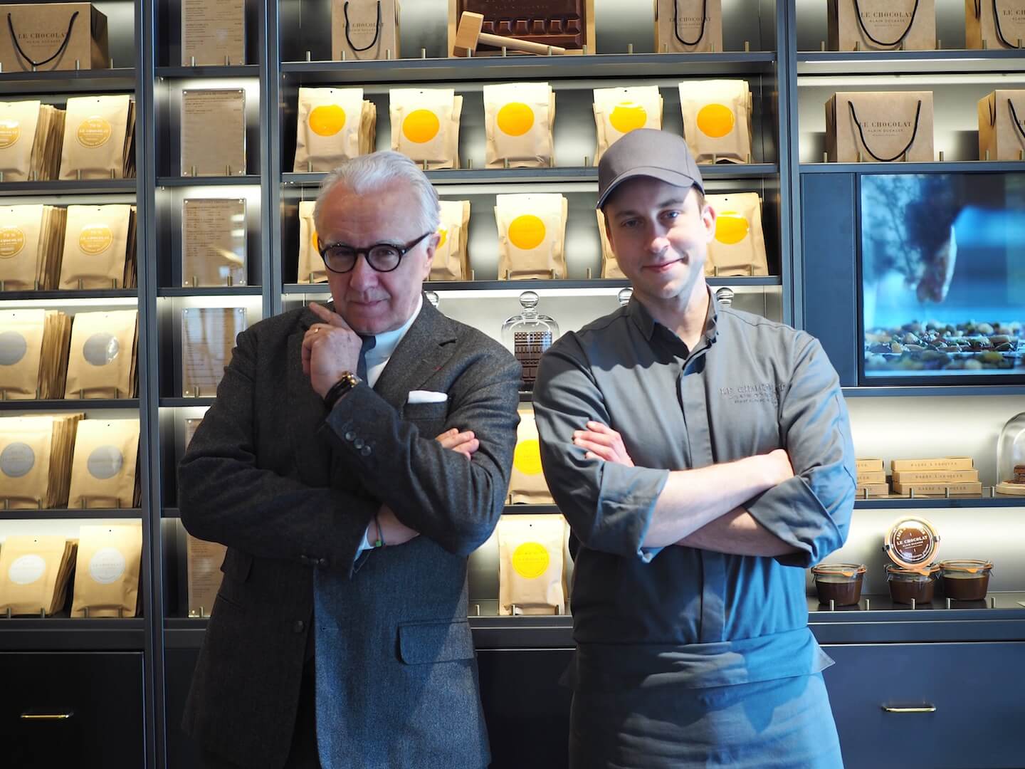 アラン・デュカスさん(写真左)と、同店でシェフ・ショコラティエを務めるジュリアン・キンツラーさん(写真右)