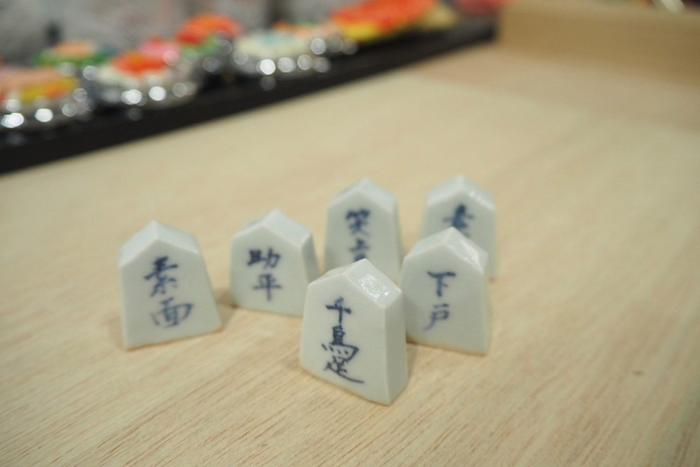 「酒器 今宵堂」の箸置き。裏表で書いてある文字が違います。