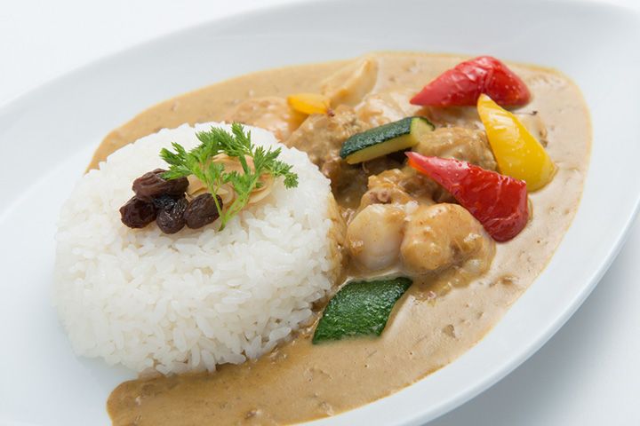 魚介と野菜は別に火を入れ、魚介の柔らかさを出したクリーミーなカレーは、ファンが多い人気メニュー。「ポーラ美術館 オリジナルシーフードカレー」¥1,399
