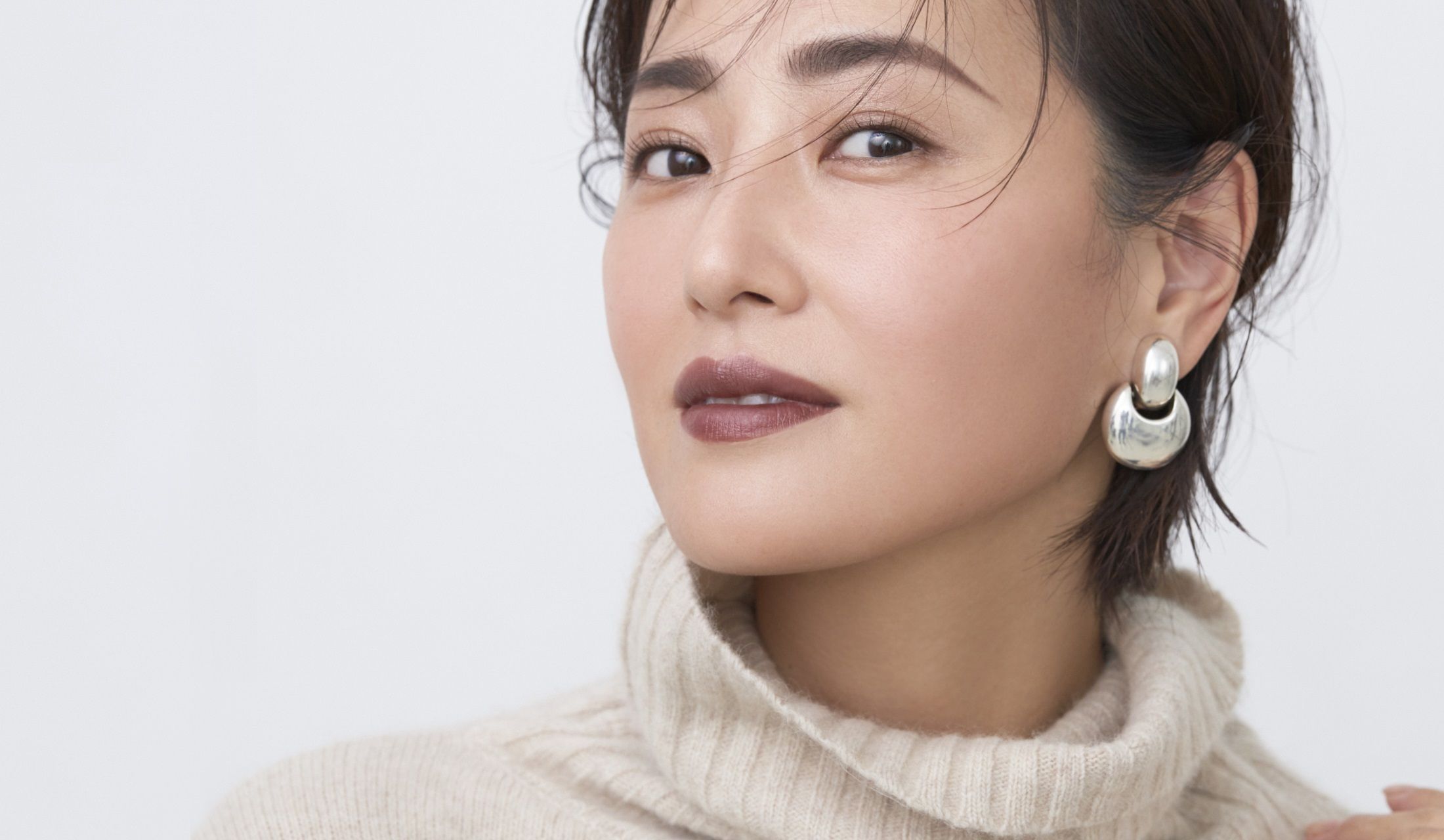 ハイ&ローライトを使った「ストライプ塗り」で、顔まわりに影感=ニュアンスも生まれぐっとこなれた印象に