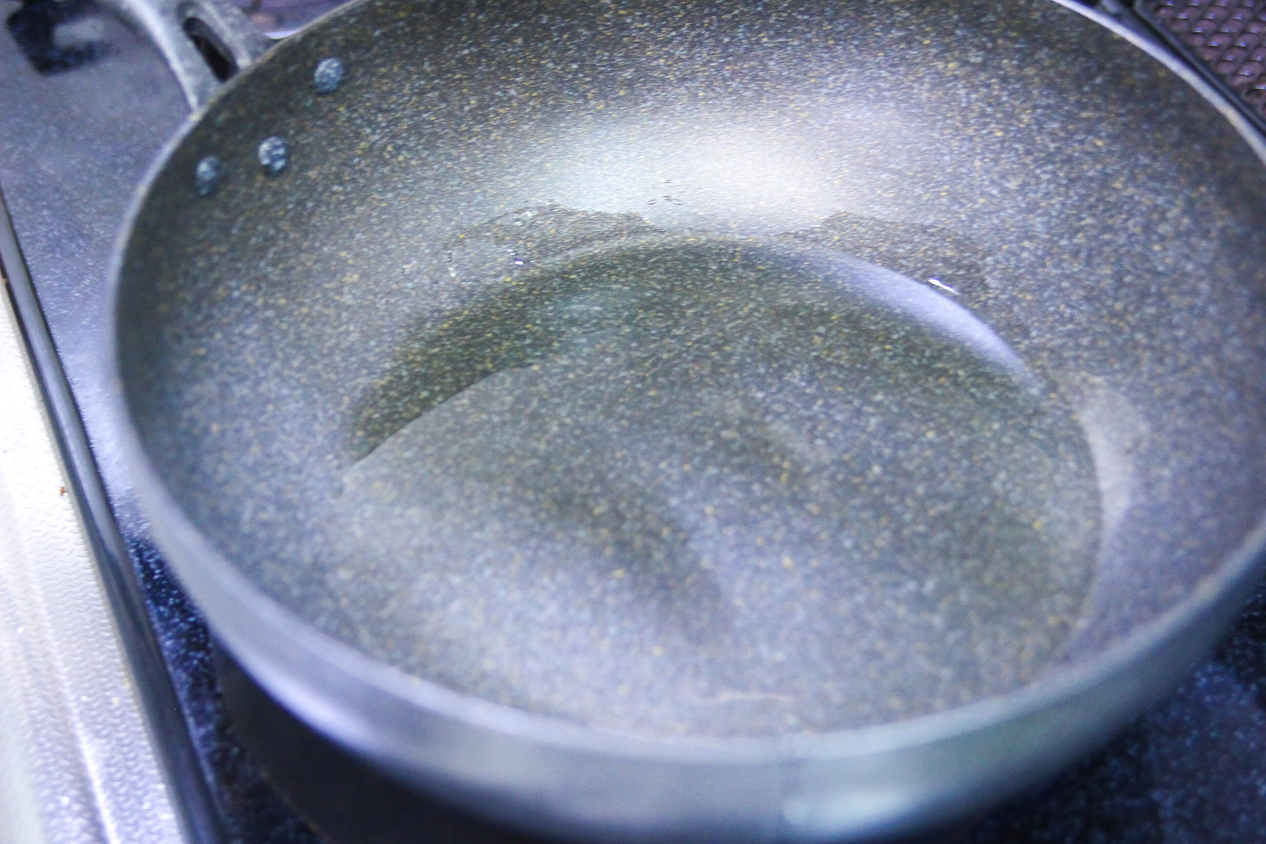 フライパンを火にかけてすぐにサラダ油50ccを入れます