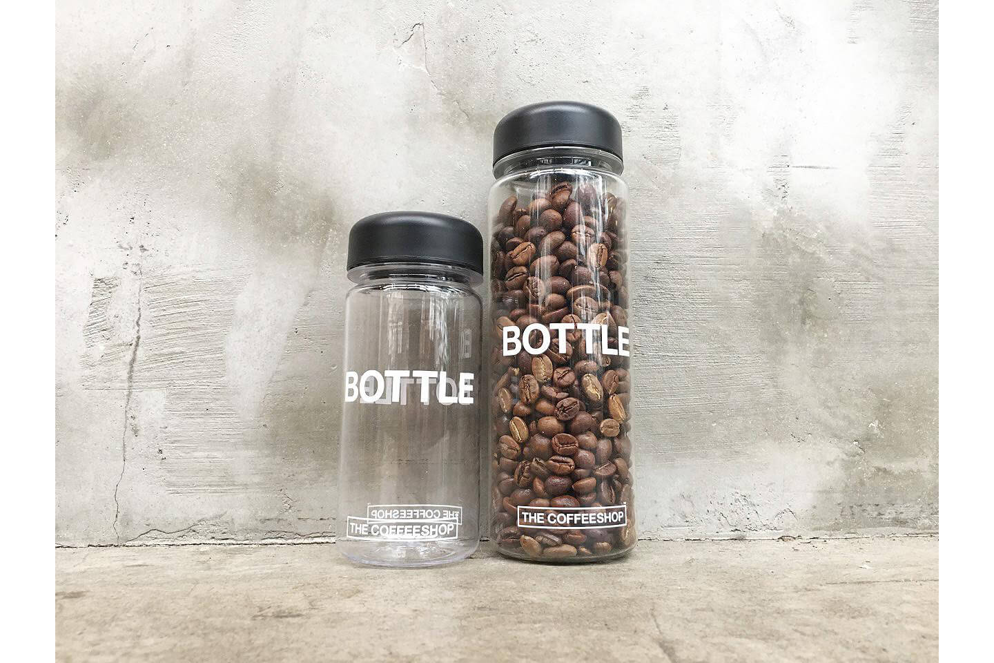 こういった専用容器での保管が良いそう。THE COFFEESHOP オリジナルボトル Sサイズ(250ml)¥864、Lサイズ(500ml)¥1,080(ともに税込)