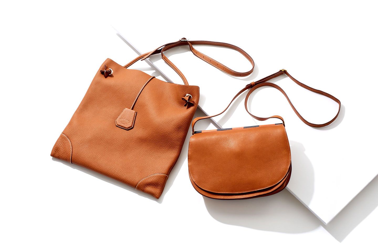 左から/バッグ「シルキィ・シティ」¥389,000【縦33×横33×マチ1㎝】・バッグ「ソー・エルメス」¥727,000【縦19.5×横22×マチ6.5㎝】