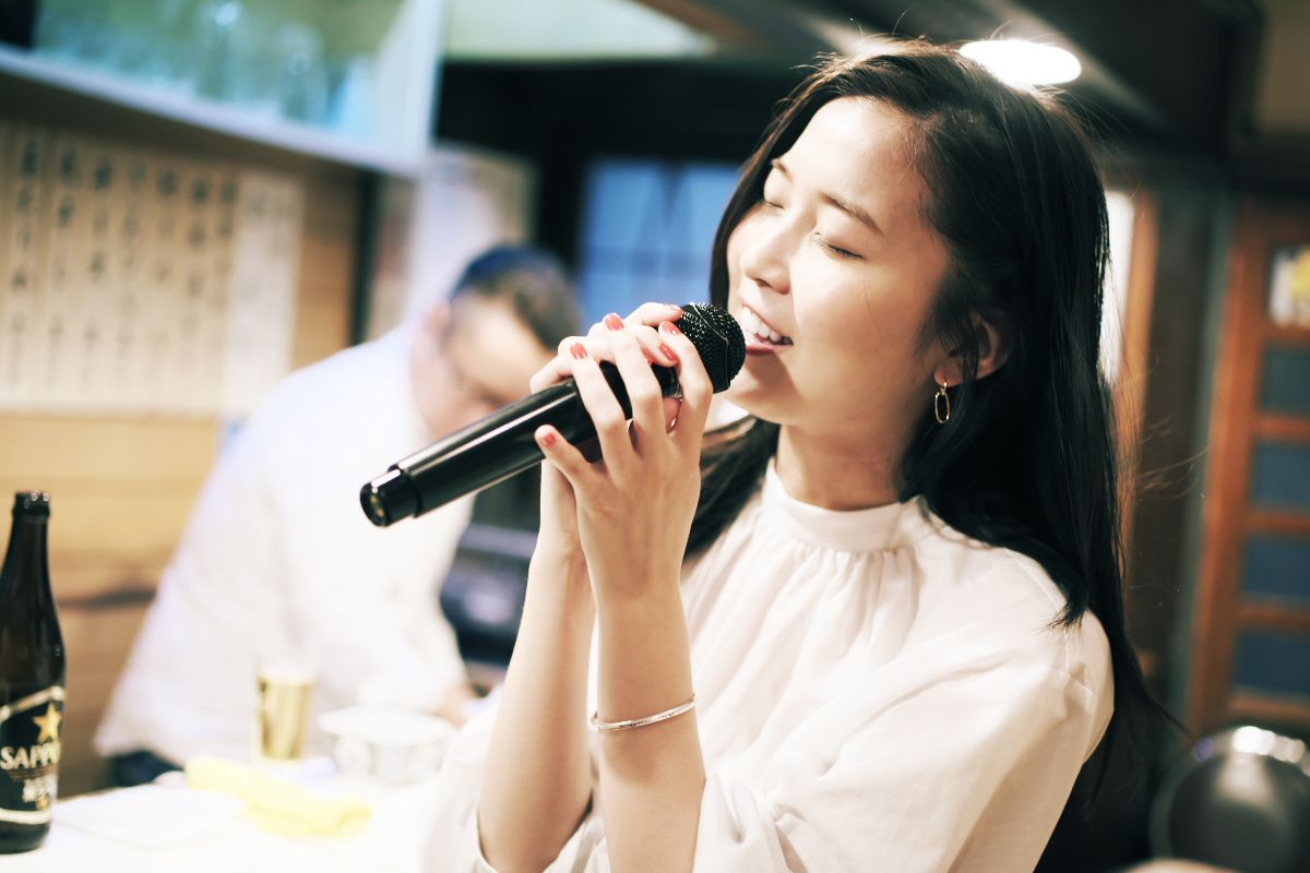気持ち良さそうに歌う原田さん