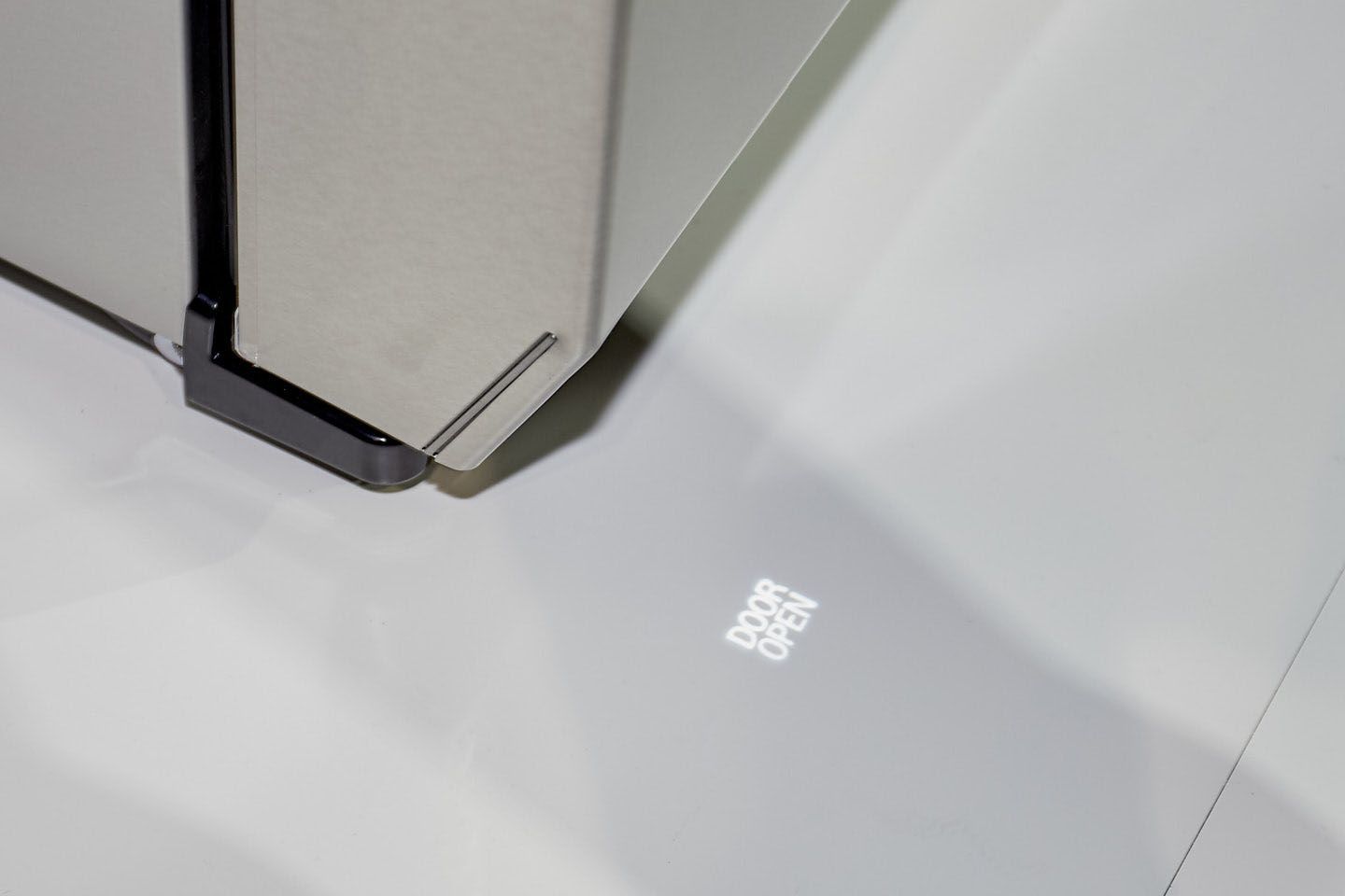 センサーに反応すると足元に「DOOR OPEN」の文字が表示される。ワインセラーにも同様の機能が。