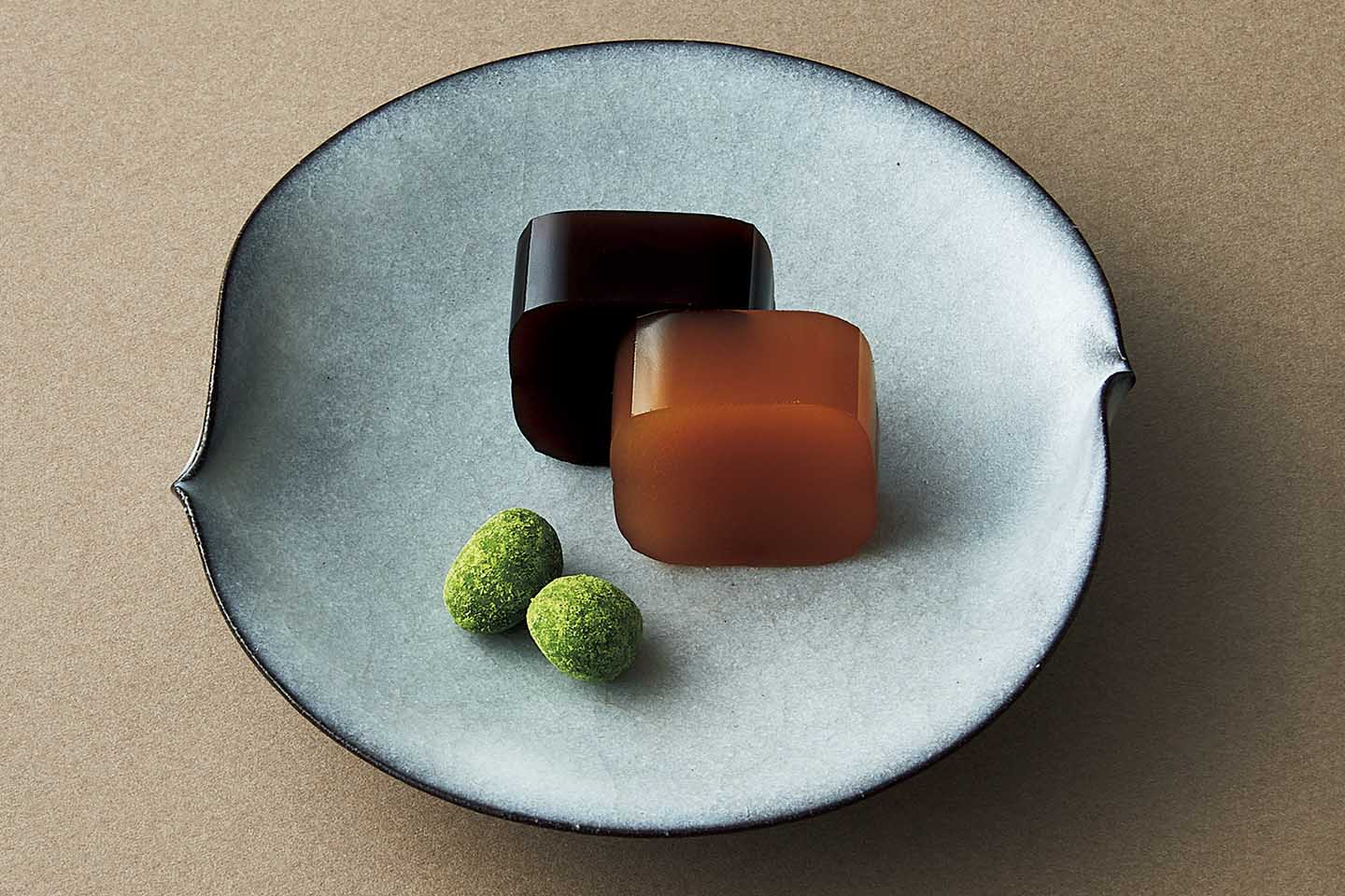 1箱(黒糖羊羹・和三盆白羊羹・抹茶黒大豆入り)¥3,000(B1F ペストリーショップ「スイーツ&デリ」で購入可能)