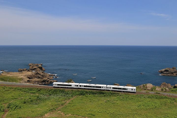 鮫駅~白浜駅間の「葦毛崎展望台」付近を通過する様子