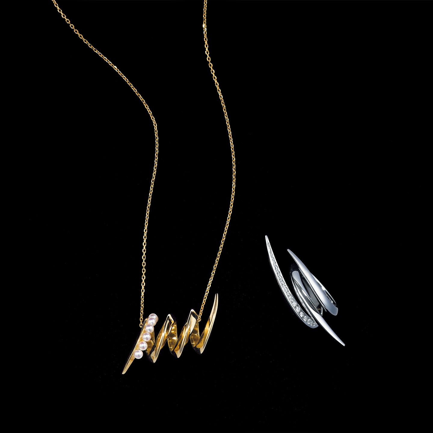 「サージ」左/ネックレス¥450,000【イエローゴールド×あこや真珠】・右/リング¥580,000【ホワイトゴールド×ダイヤモンド】(TASAKI〈TASAKI Atelier〉)
