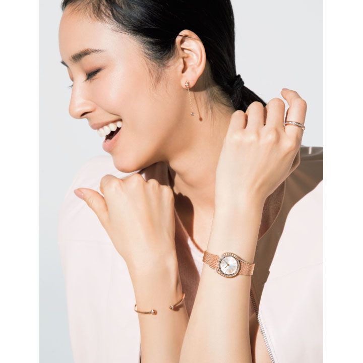 曲線美に寄り添う、魅惑的なミラネーゼブレスレット
