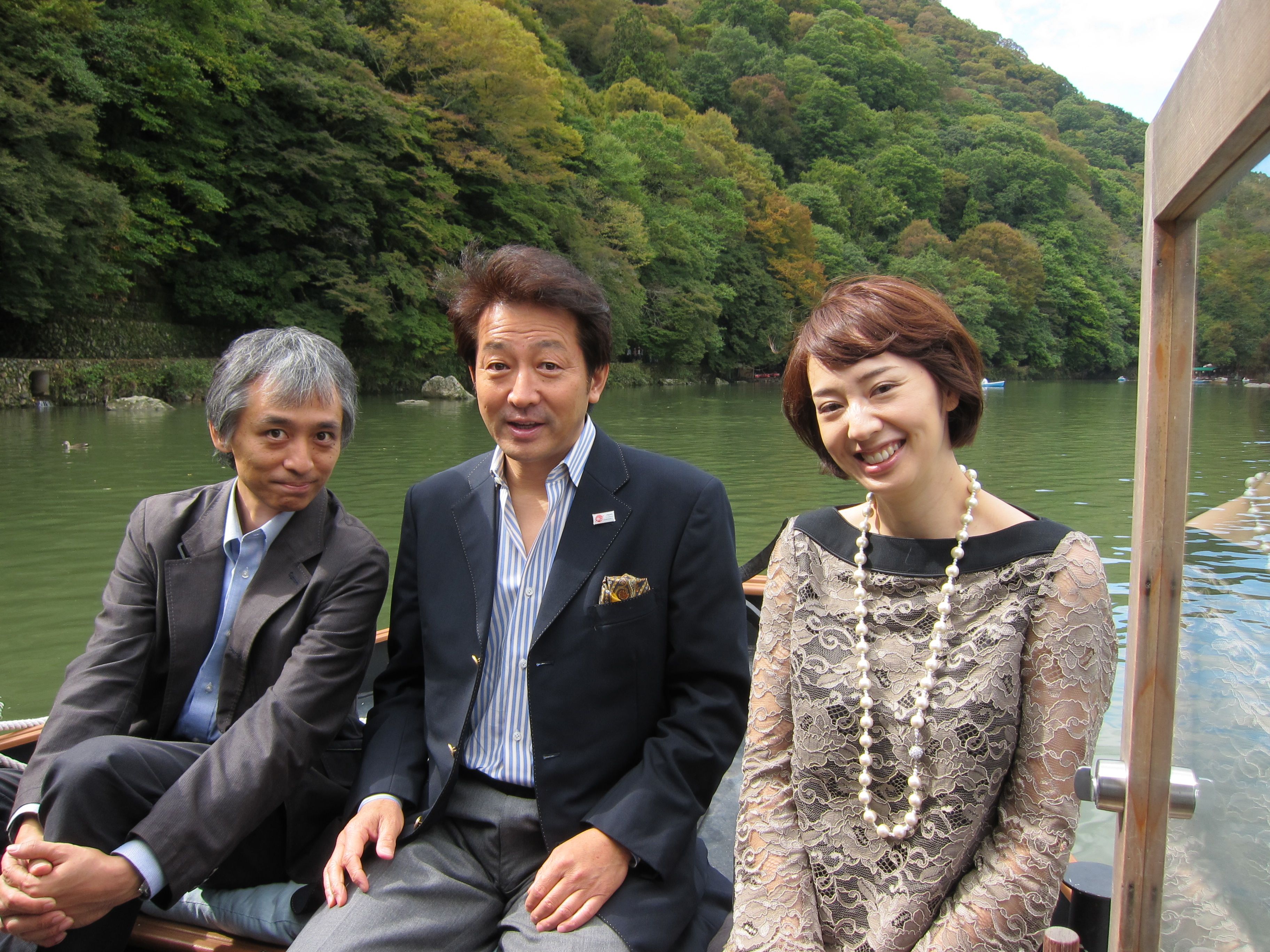 星のや京都に向かう舟で、フリーアナウンサーの八潮圭子さんと。
