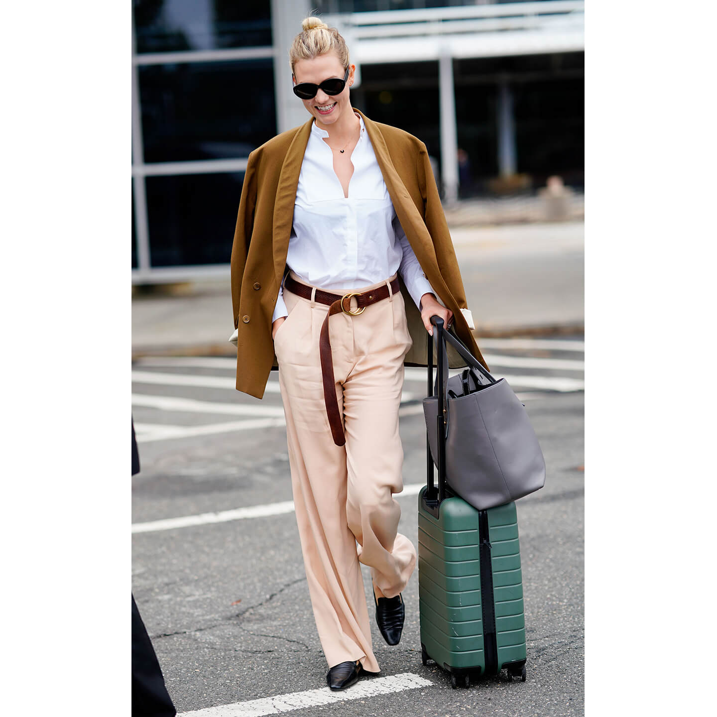 ブラウンのジャケットを羽織ったKarlie Kloss(カーリー・クロス)氏