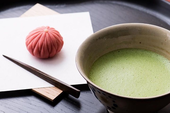 稽古の本コースでも、毎回「季節のお菓子」と自身の点てたお茶をいただくパートがあります。