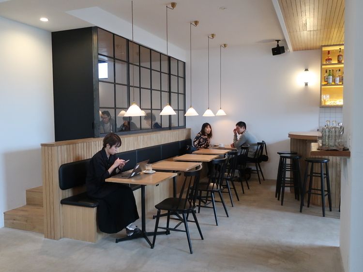 コンセントも完備した席は思わず長居したくなる居心地のよさ。店内の奥のスペースは「301」のオフィスになっている