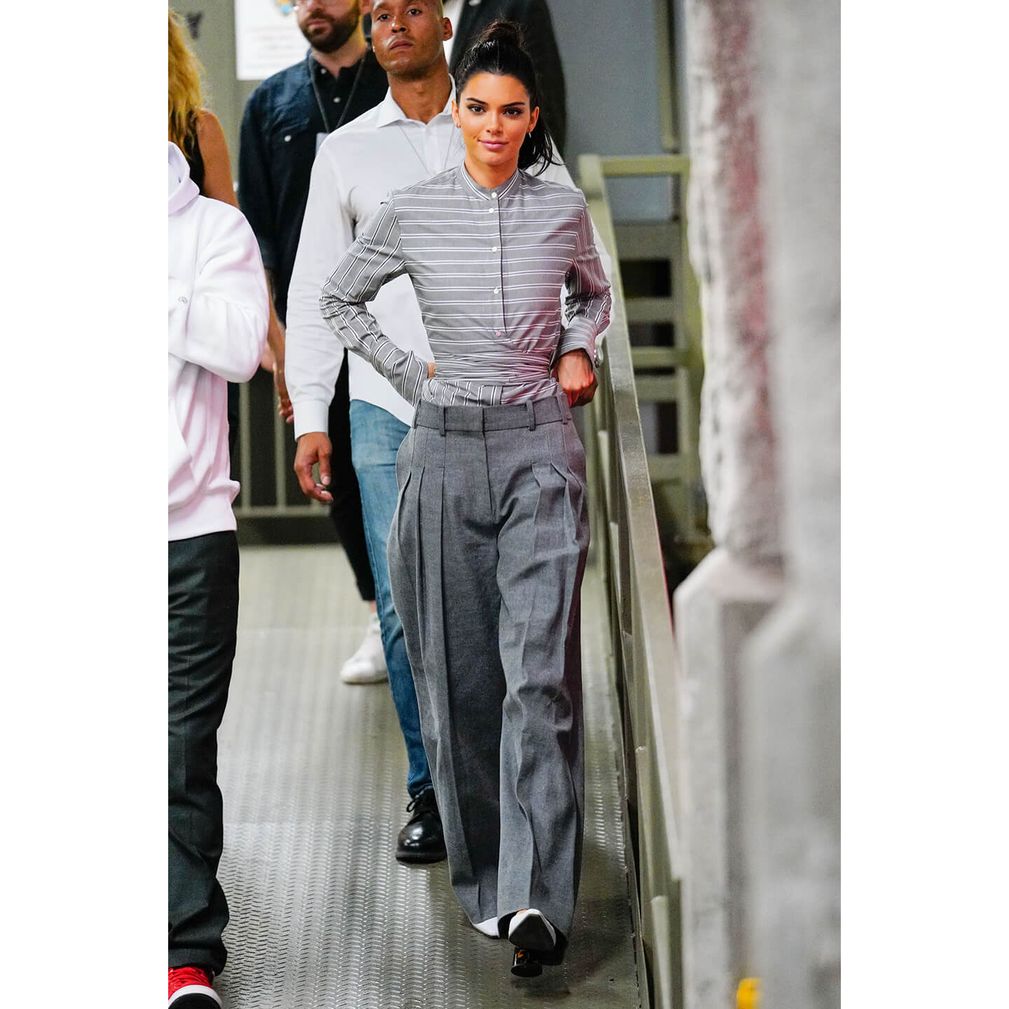 グレーのパンツを着こなすKendall Jenner(ケンダル・ジェンナー)氏