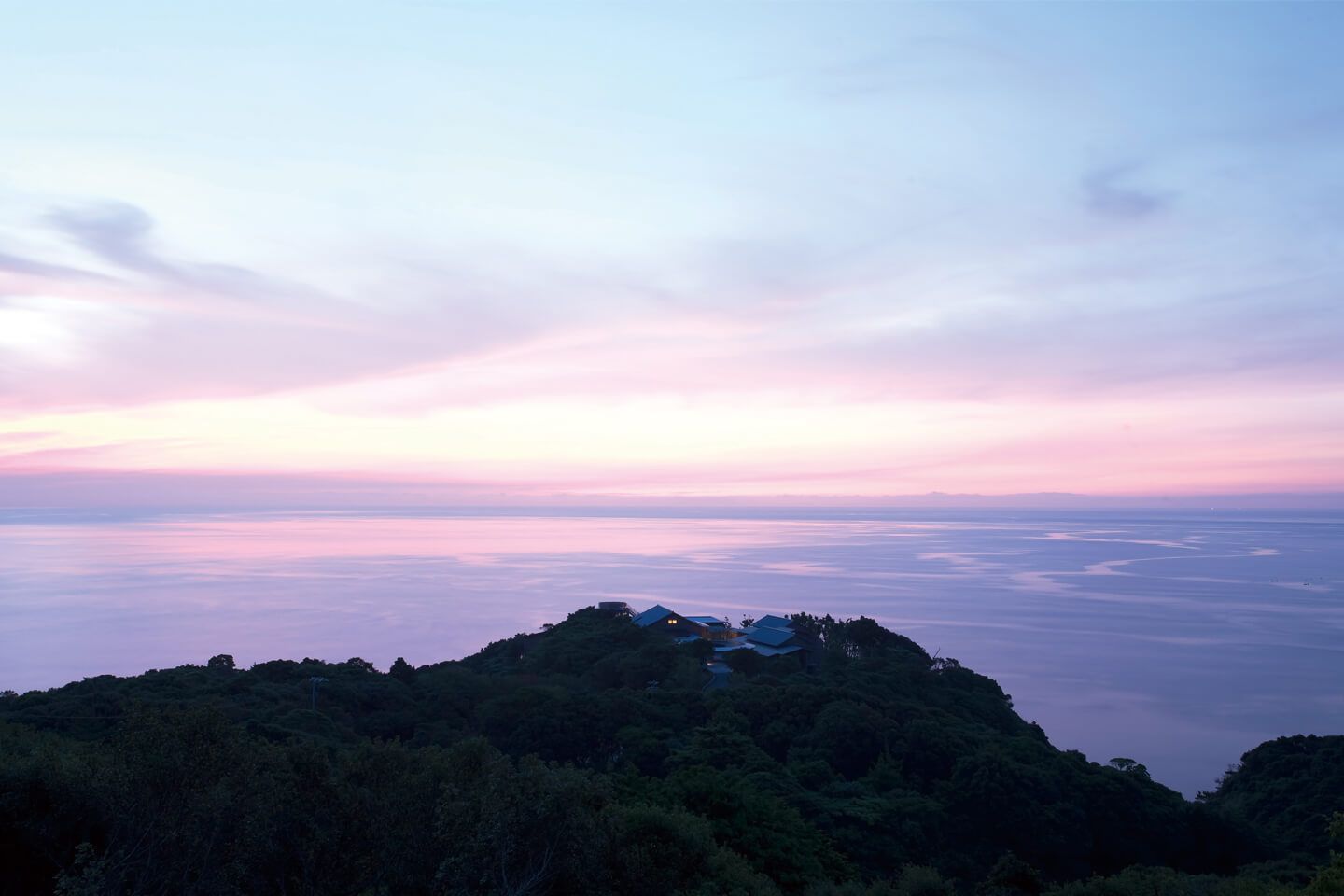 朝方には空と海が紅色に染まり、まるで空にいるかのような幻想的な景色になることも