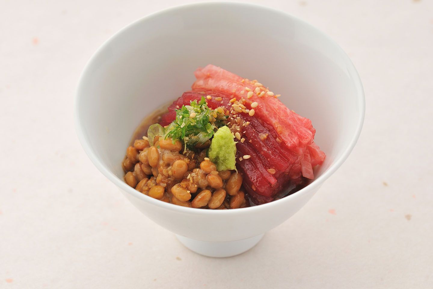 「本鮪と丹波黒豆納豆のユッケ」¥2,700(税サ別)