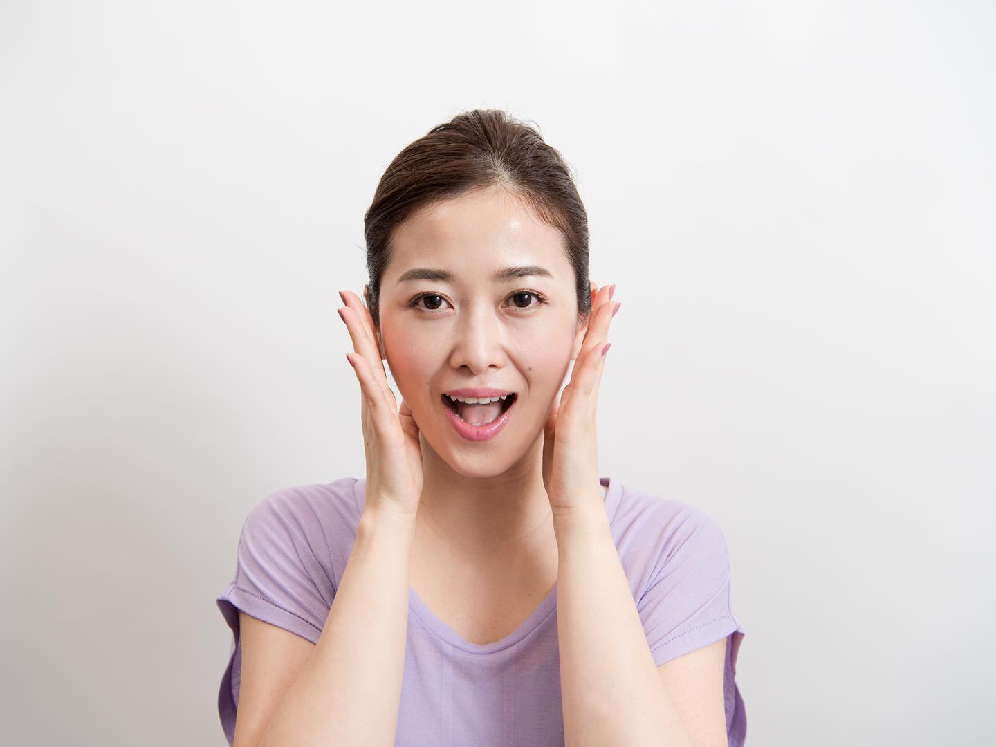 「ア」のときは下顎の骨が動くのを感じるくらい、口を縦に大きく開きましょう。