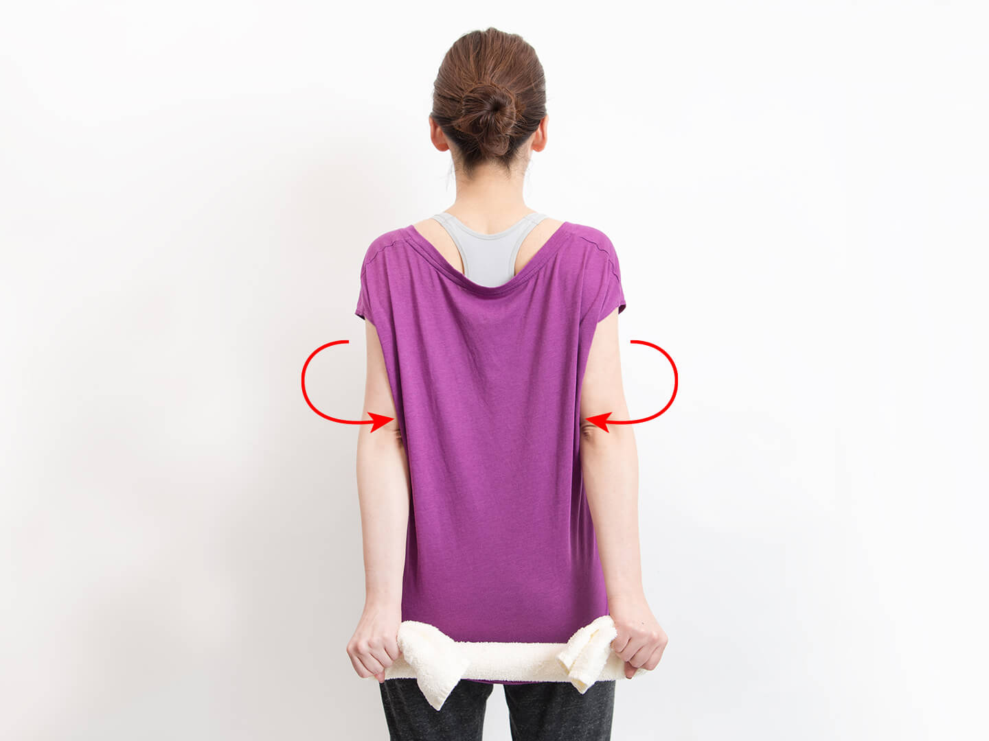 肩甲骨は、背骨から指3本くらい外側の位置が理想。この動作を行う際に、お腹は軽く凹ますようにして、引き締めておくこと。