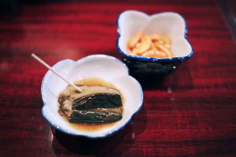突き出しは手作りで、この日はナスの煮浸し。他に乾きものもついてくる