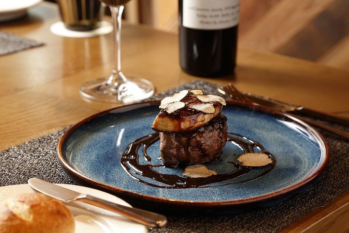 Pan-fried beef filet tournedos Rossini topped with foie gras,truffles and Madeira sauce〔牛フィレ肉のロッシーニ フォアグラトリュフとマデイラソース〕6,800円(税込)