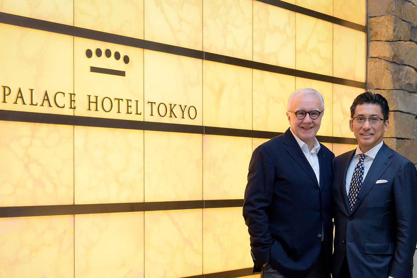 アラン・デュカスさん(写真左)とパレスホテル東京 総支配人の渡部勝さん(写真右)